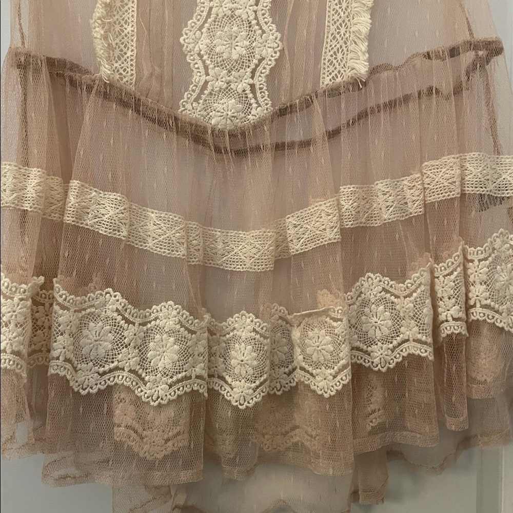 Altar’d State Women’s Cream Lace Sheer Sleeveless Blouse Size M in EUC - Picture 7 of 10
